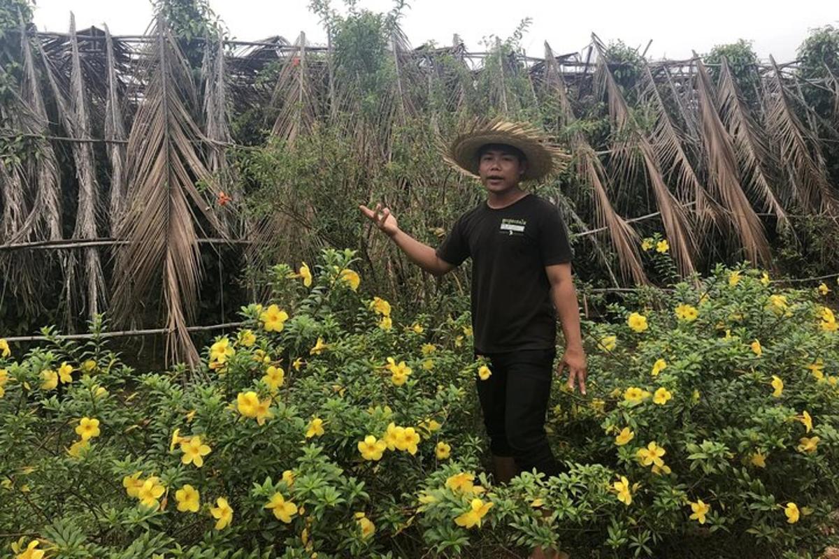 un home amb barret dret en un camp de flors
