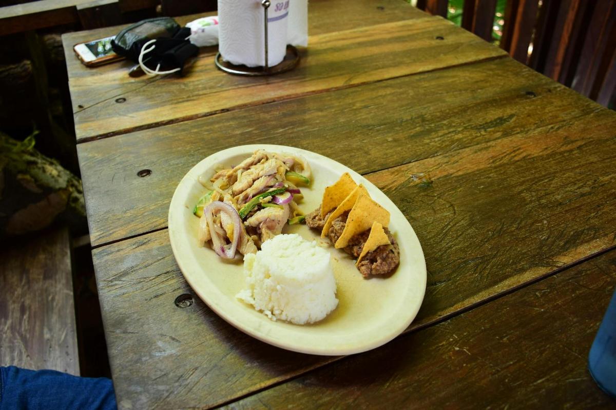 un plato de comida en una mesa de madera