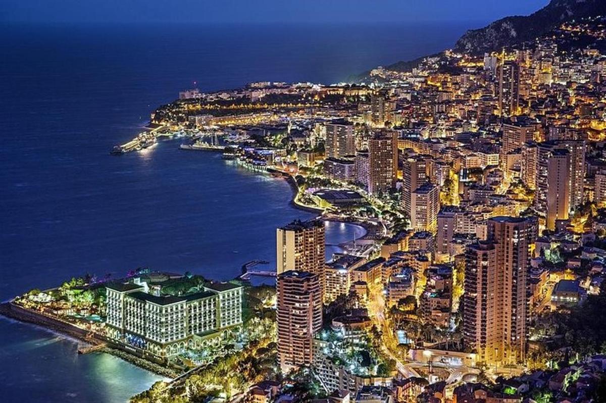 uma vista aérea de uma cidade à noite
