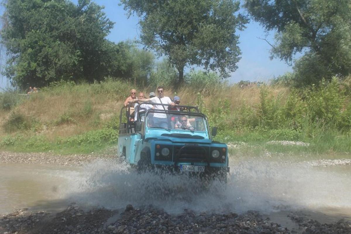 un gruppo di persone che viaggiano sul retro di una jeep
