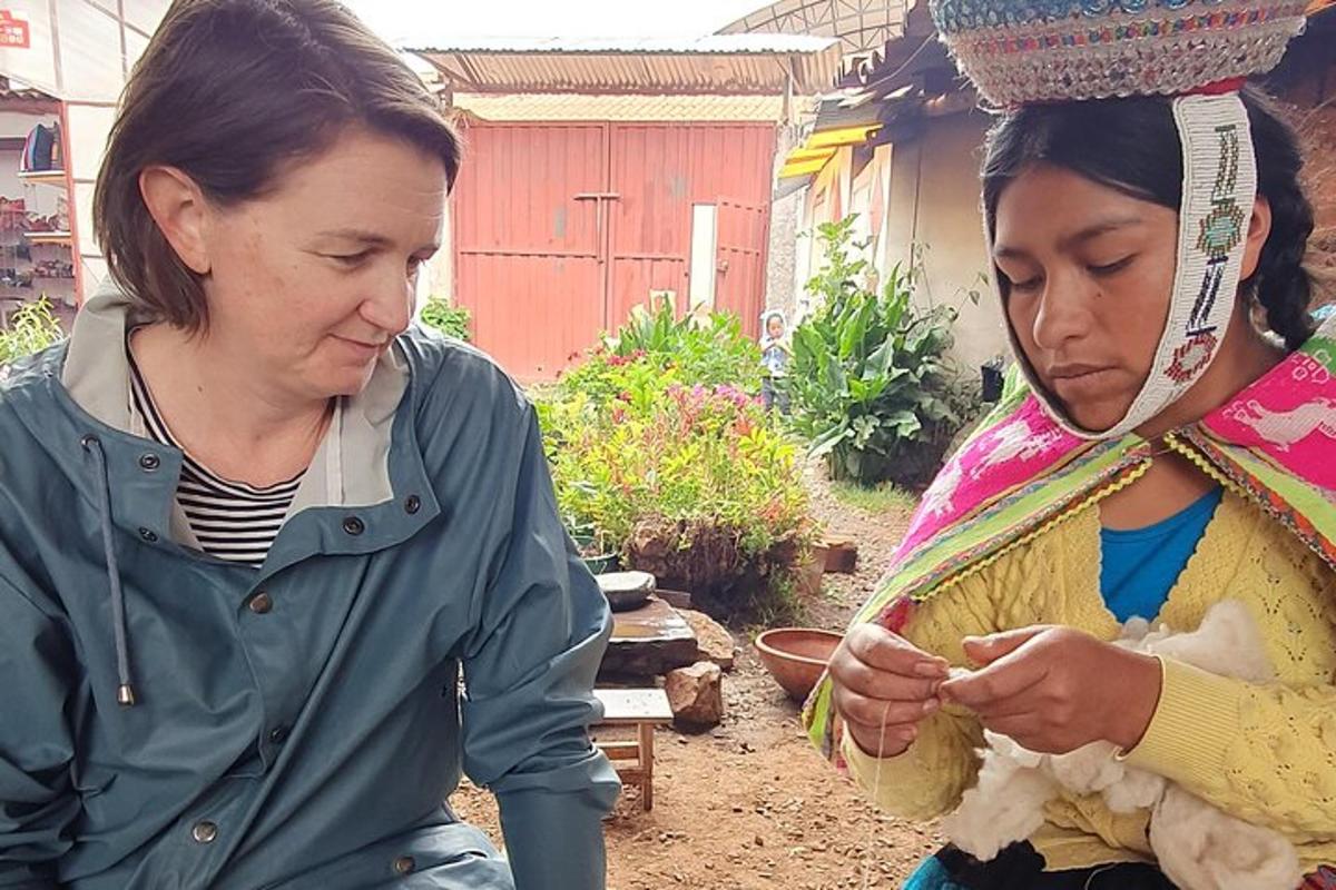 una dona dreta al costat d'una dona que sosté una ovella