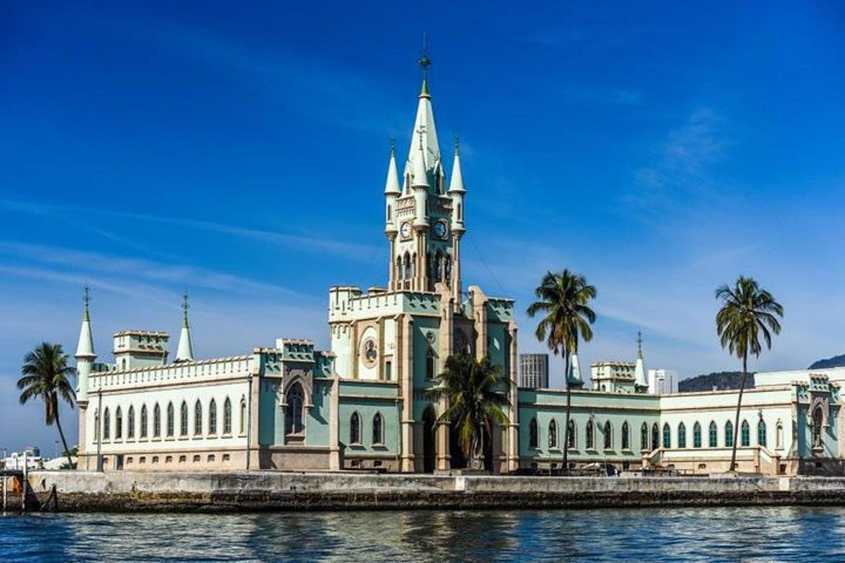 um edifício com uma torre no topo na água