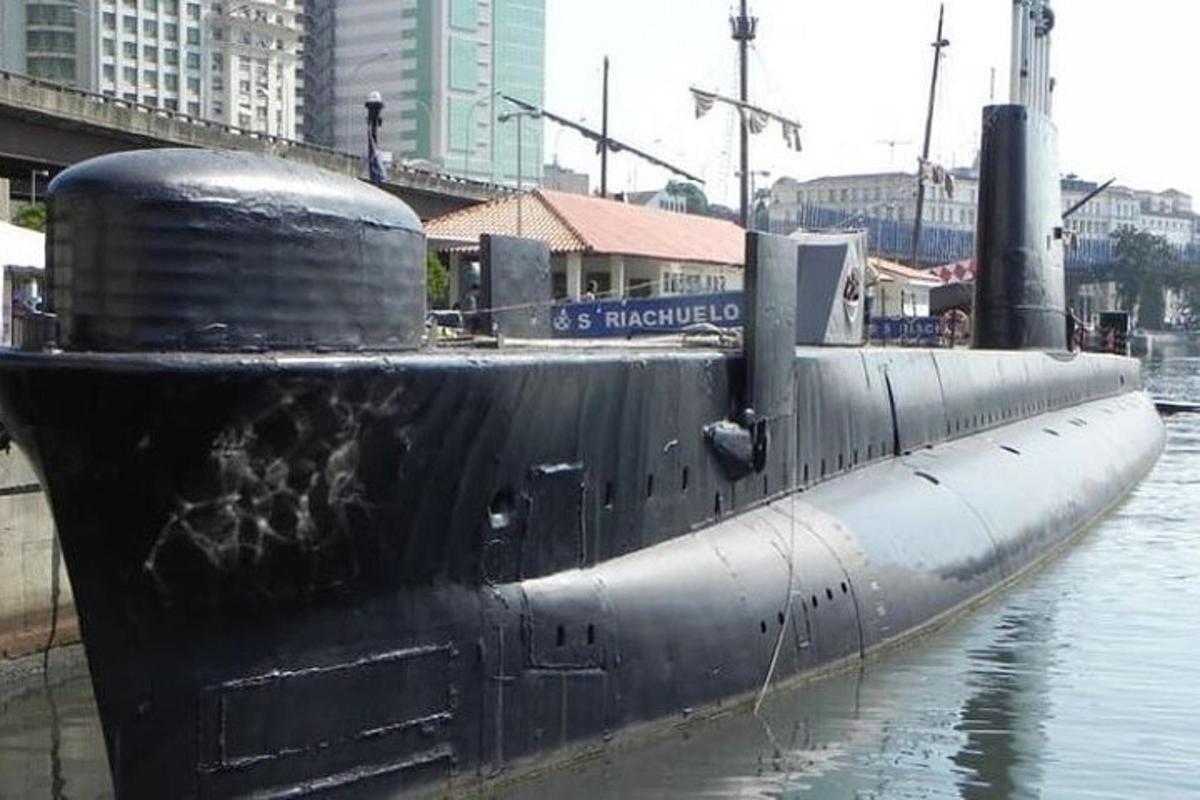 um grande submarino está na água