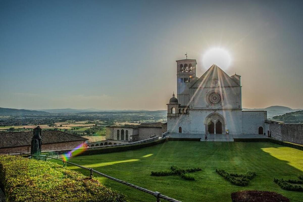 una chiesa con un arcobaleno davanti
