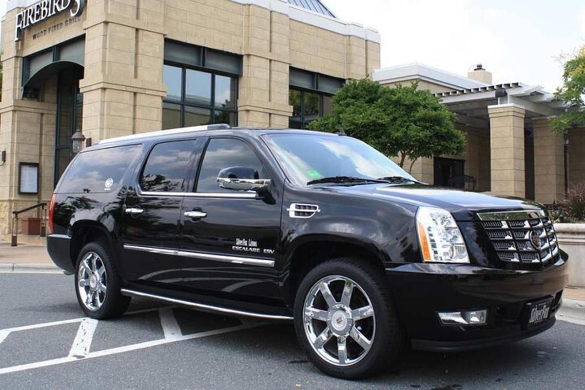 一辆黑色 SUV 停在一栋建筑前