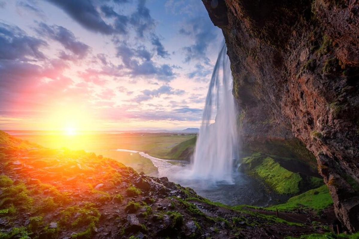 una cascata che cade da una scogliera al tramonto