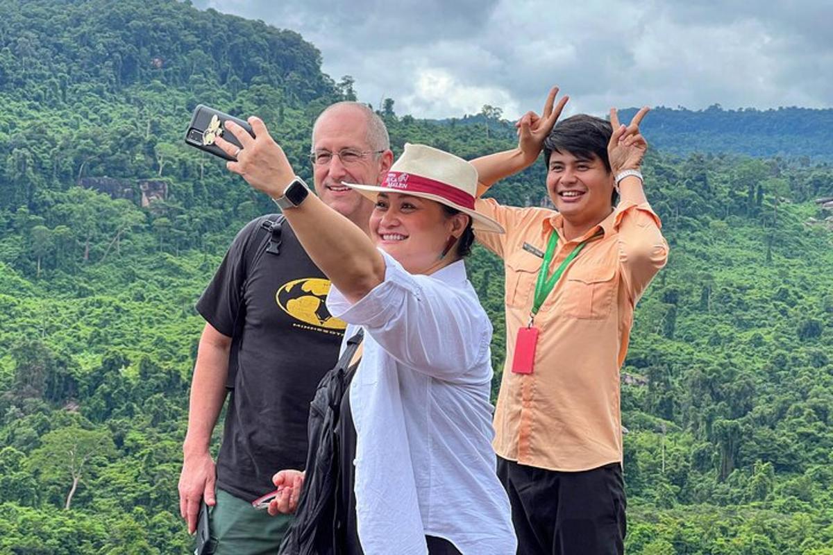 sekelompok orang berpose untuk foto di gunung