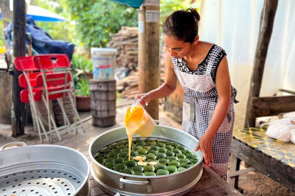 seorang wanita sedang menuangkan lemon ke dalam panci berisi makanan