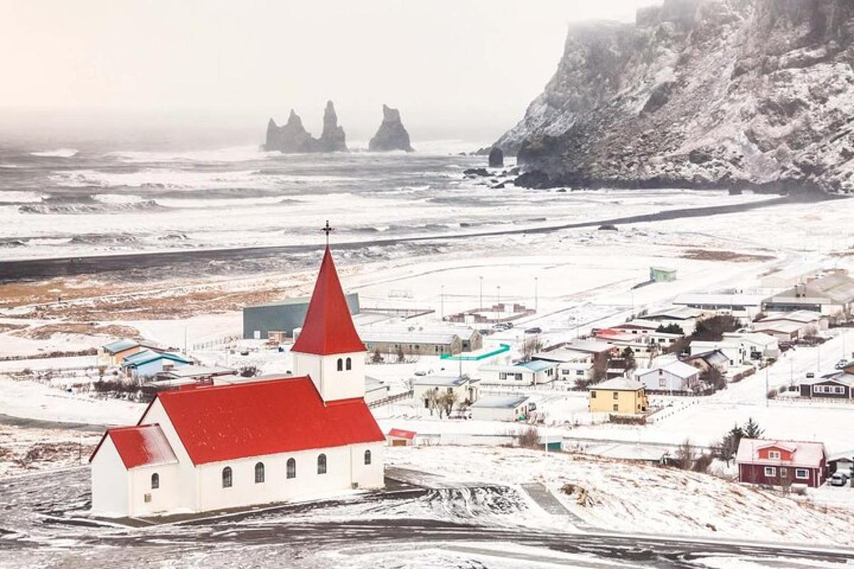 una chiesa con il tetto rosso nella neve