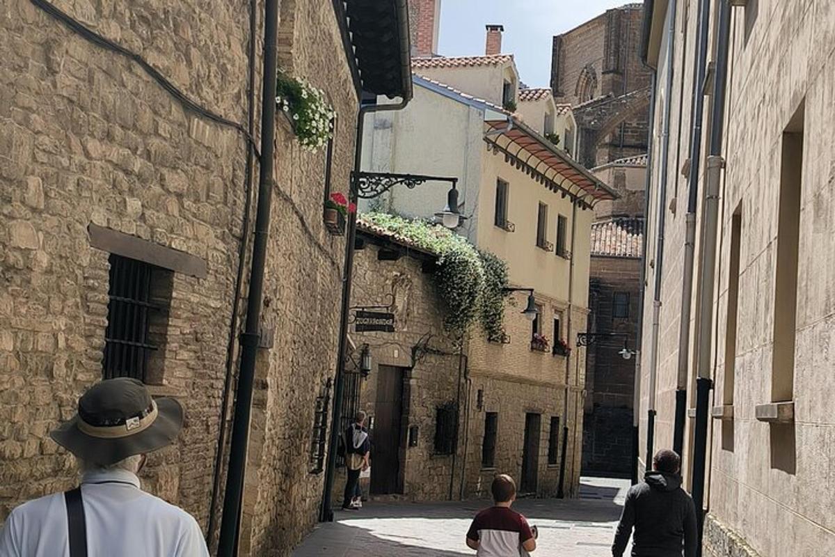 un gruppo di persone che camminano lungo un vicolo
