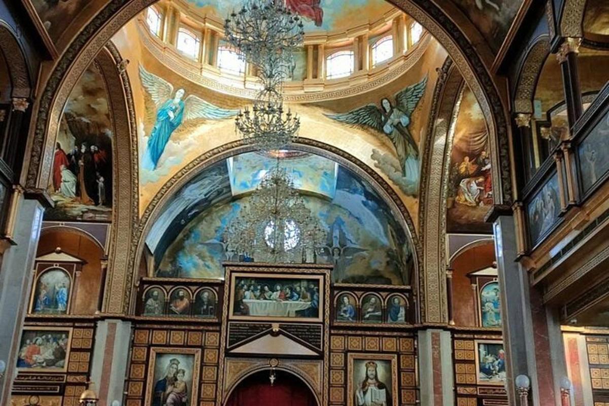 uma igreja com pinturas no teto e um lustre