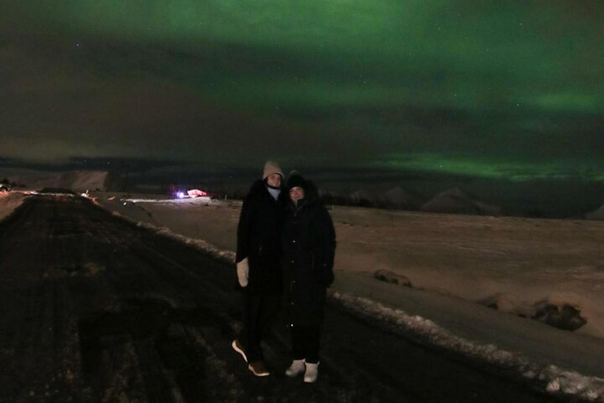 Kaks inimest seisavad öösel seinal