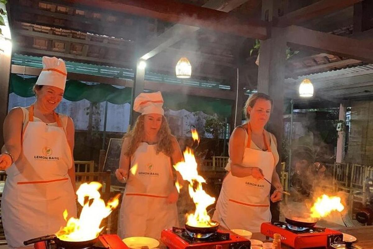 um grupo de quatro mulheres em pé em uma cozinha com fogueiras