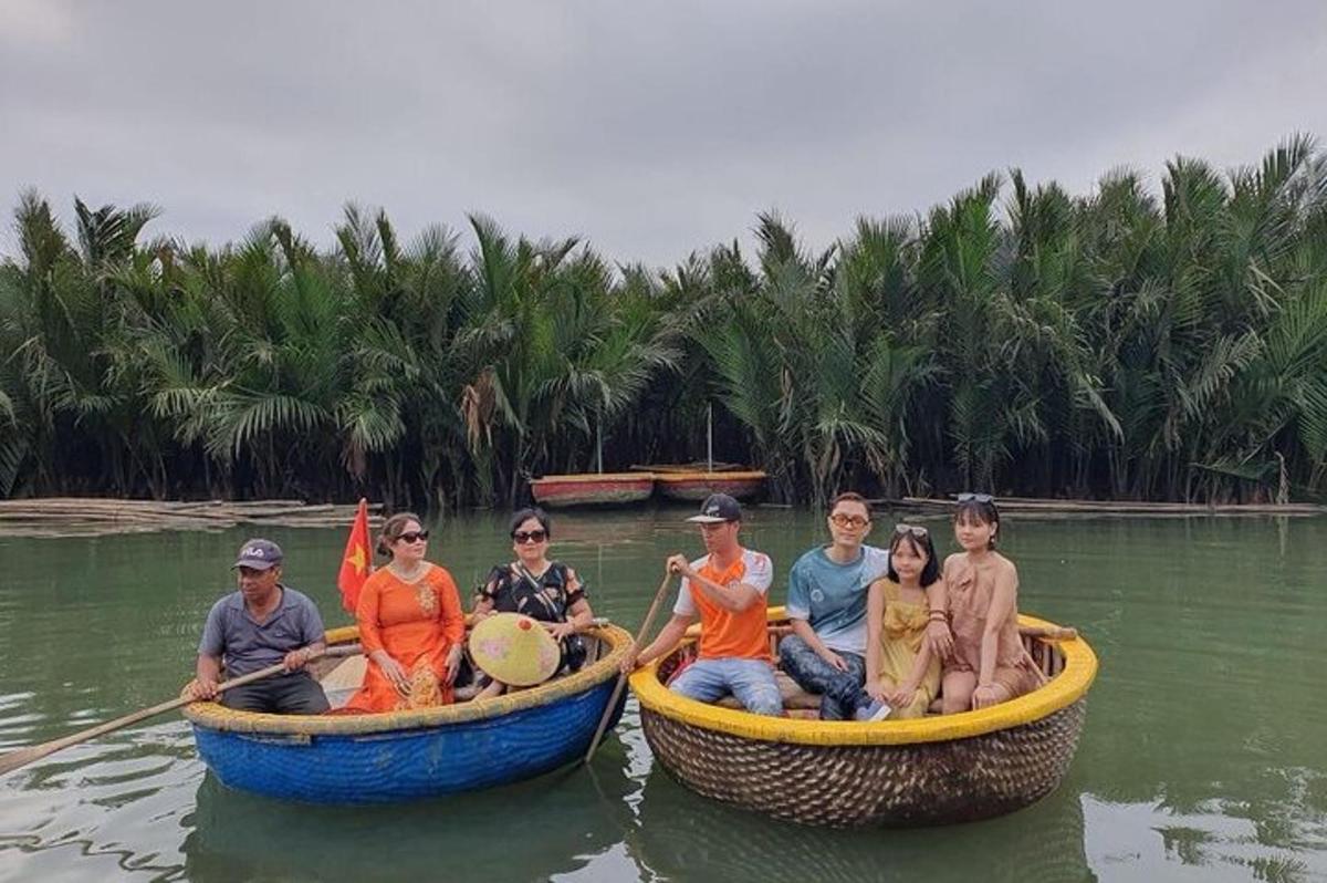um grupo de pessoas sentadas em barcos na água
