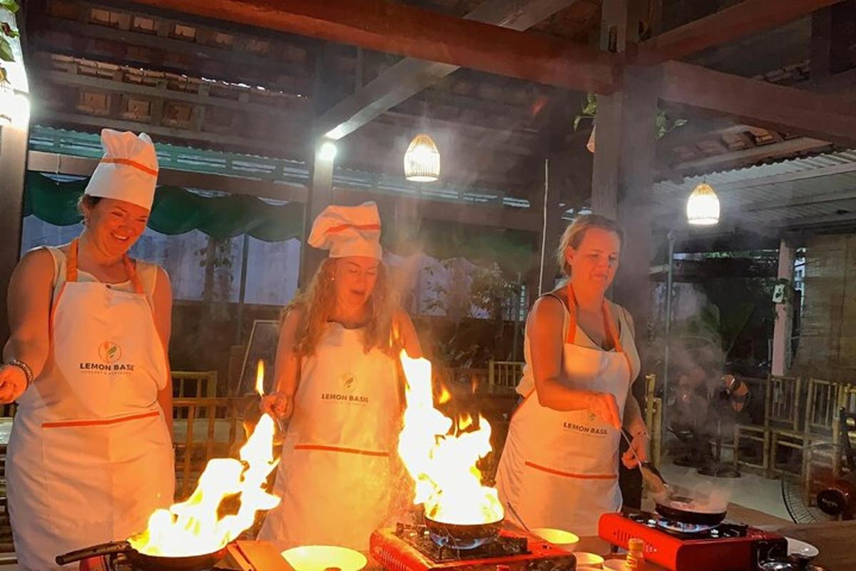 tři ženy stojící v kuchyni s ohništi