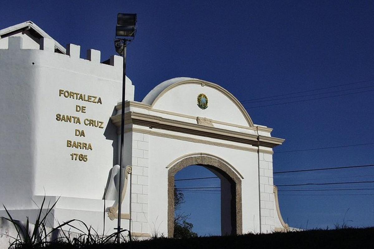 un edificio bianco con un arco di fronte