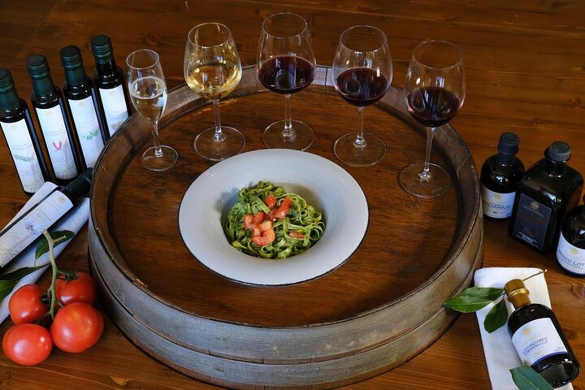 un tavolo con un piatto di broccoli e bicchieri di vino