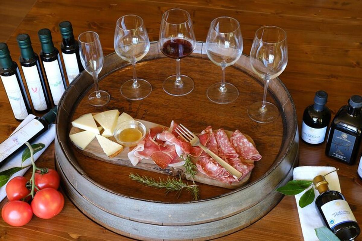 un tavolo con bicchieri di vino e un piatto di cibo