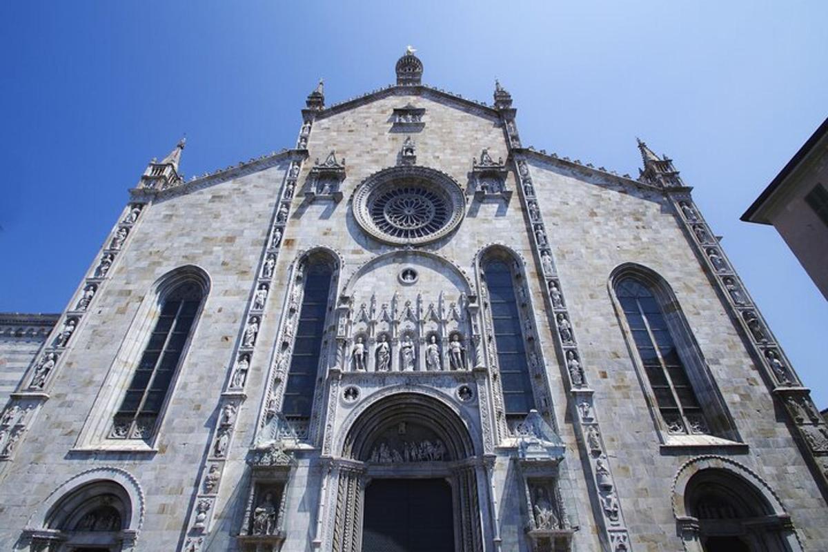 un edificio alto con un orologio in cima