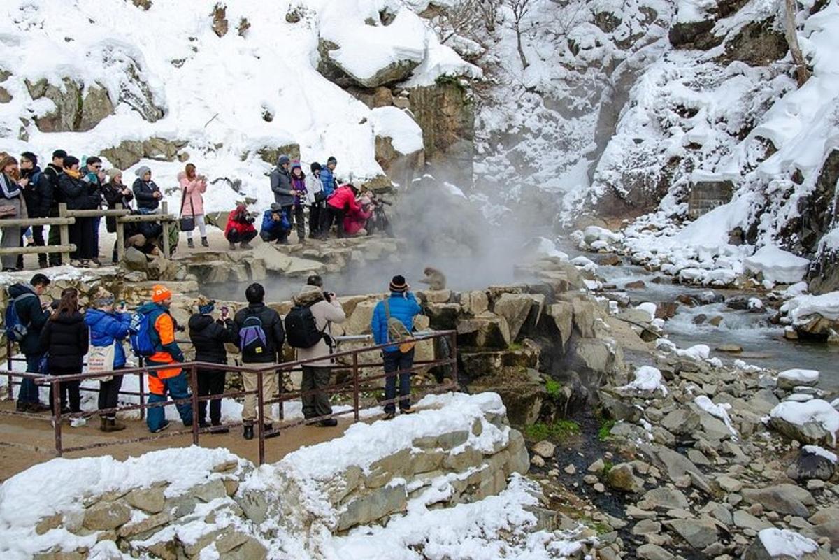 grupp inimesi seisab juga ees