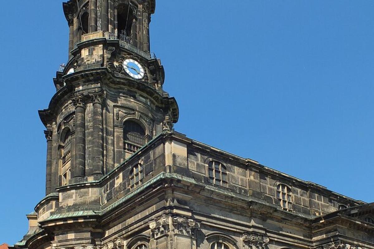 un edificio con una torre dell'orologio in cima
