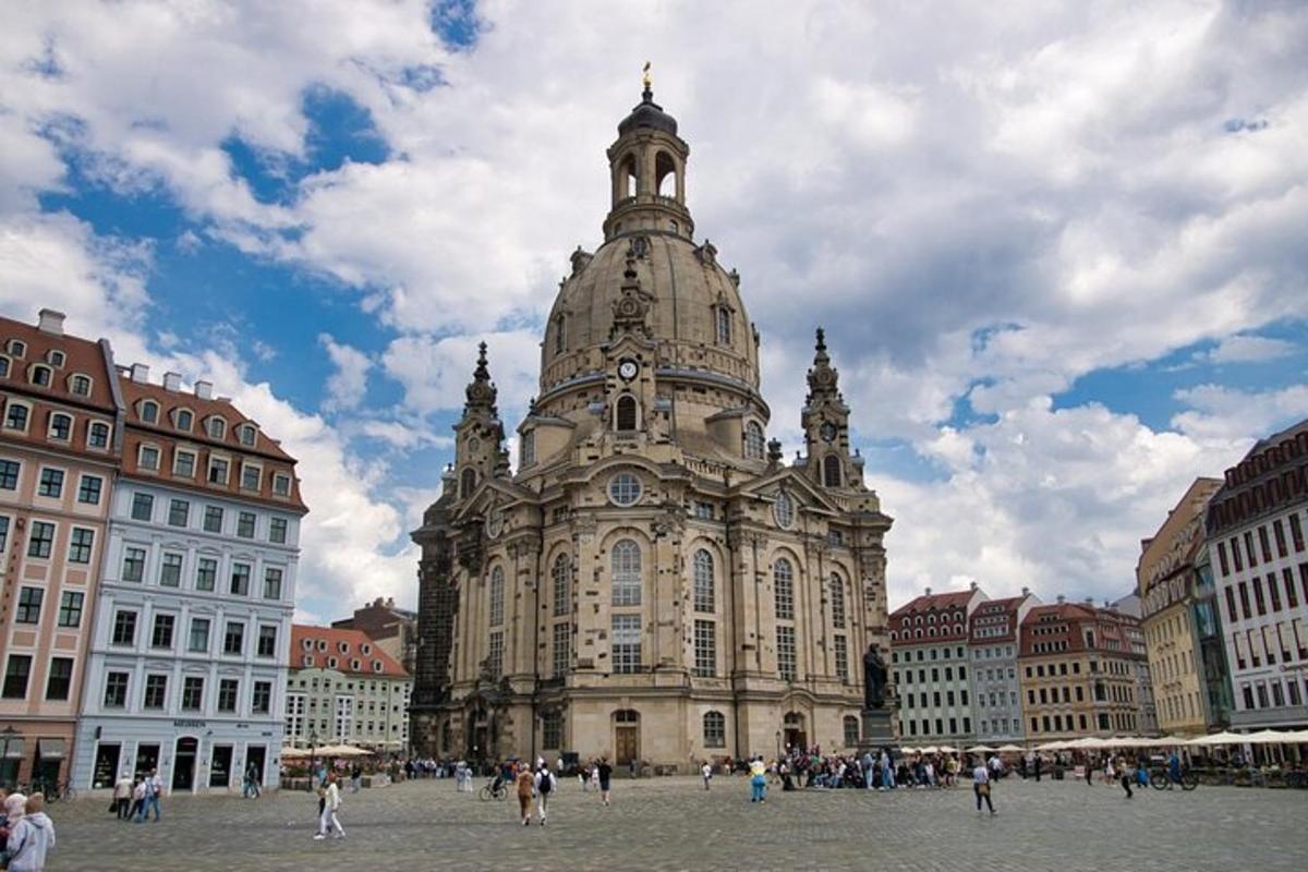 un grande edificio con una torre dell'orologio in una città