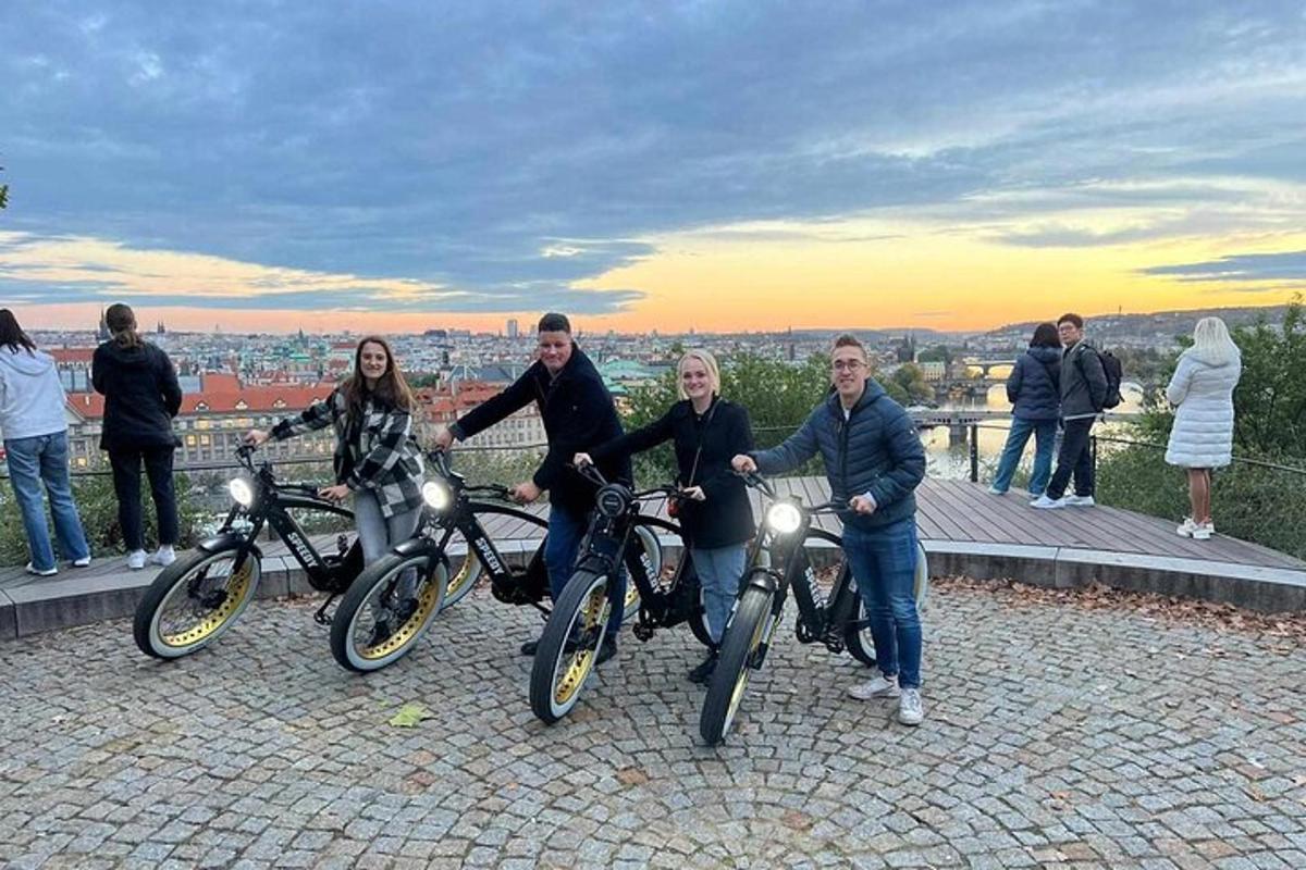 skupina lidí pózujících pro fotografii se svými koly