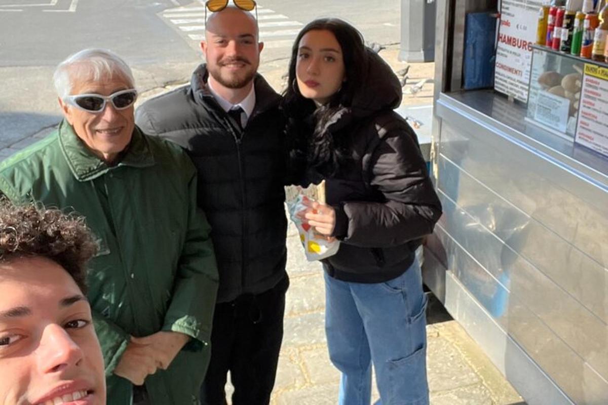 um grupo de pessoas em pé na frente de uma loja