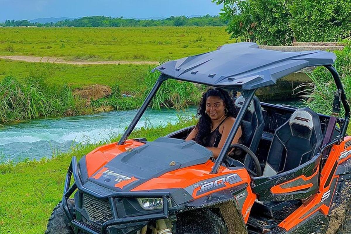 atv'nin arkasında oturan bir kadın