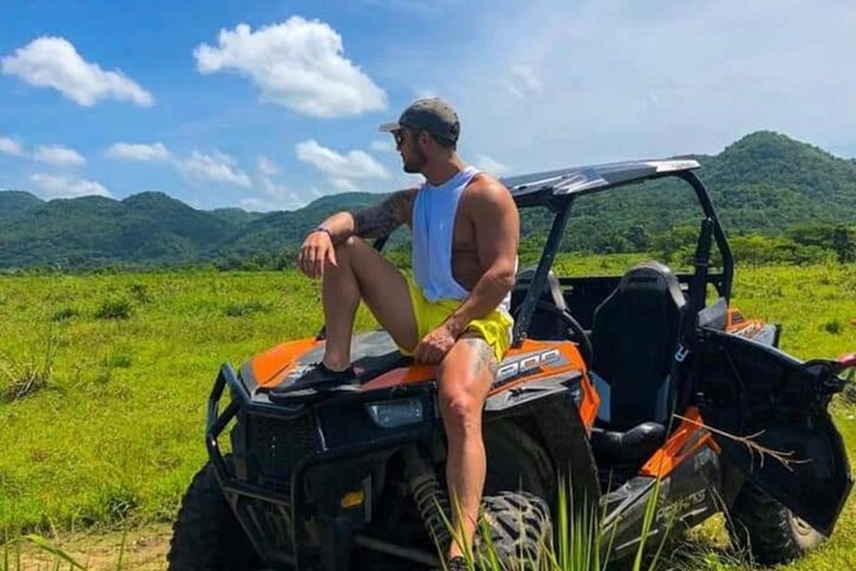 um homem sentado na parte de trás de um quadriciclo