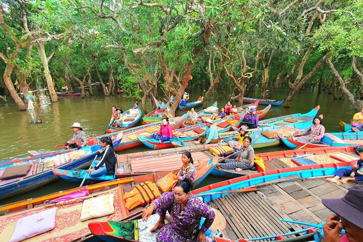 un gruppo di persone in barche su un fiume
