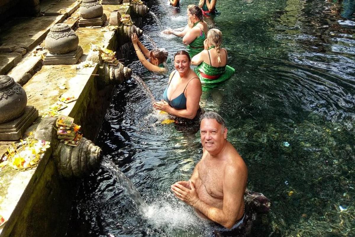 un gruppo di persone è in acqua