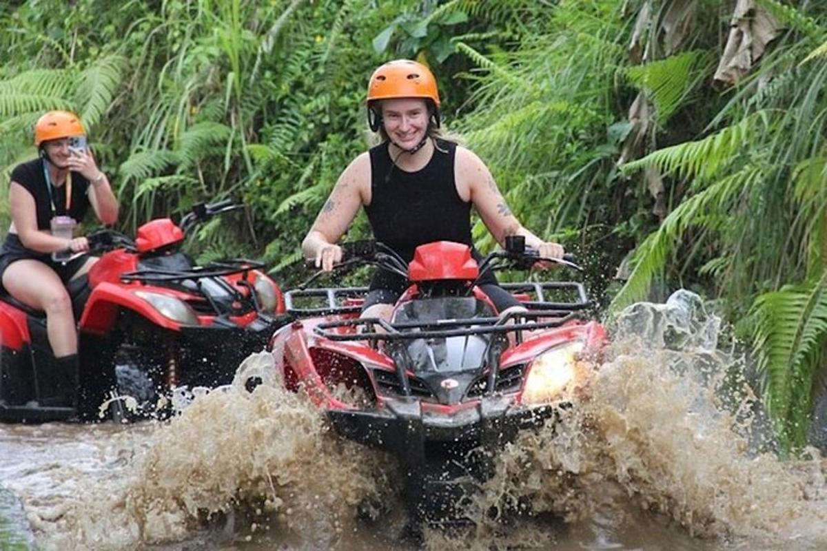 dua orang menaiki atv di dalam air