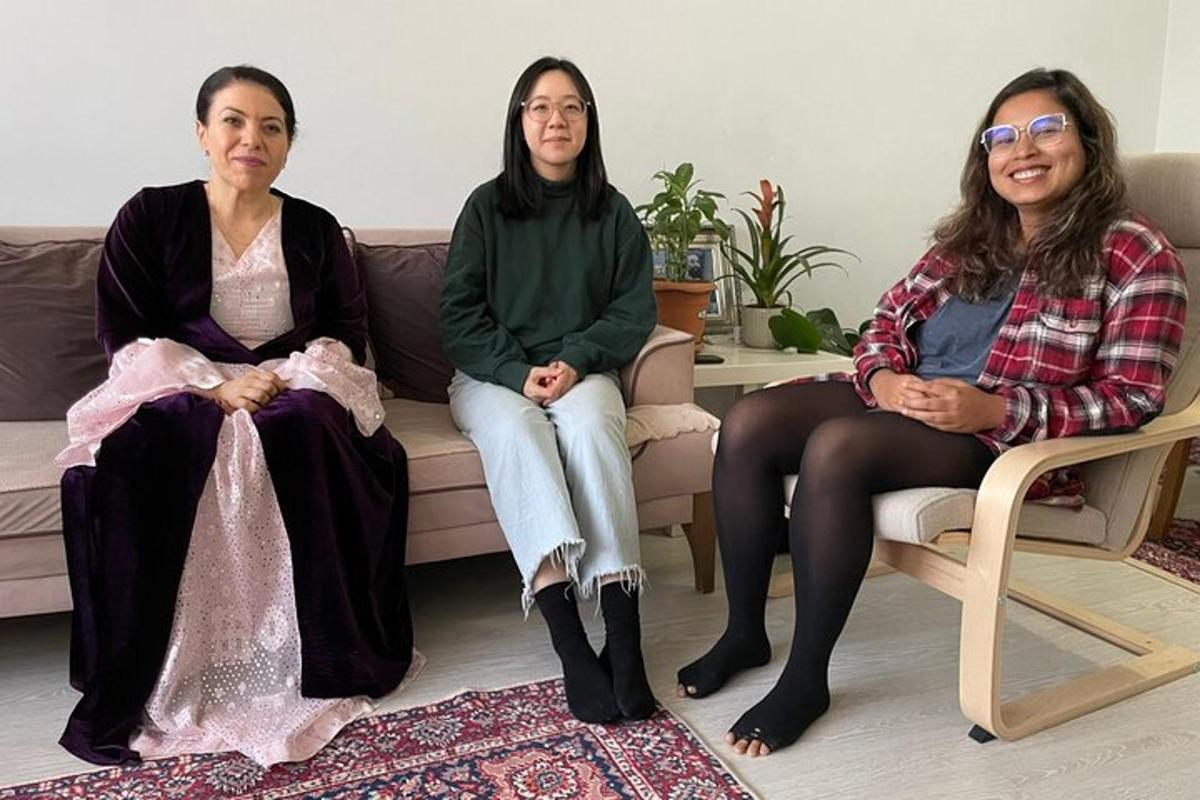 sekumpulan tiga wanita duduk di atas sofa