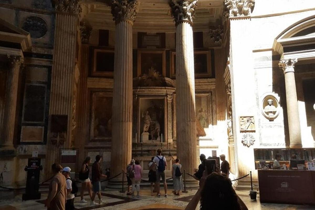 um grupo de pessoas em pé em um grande edifício