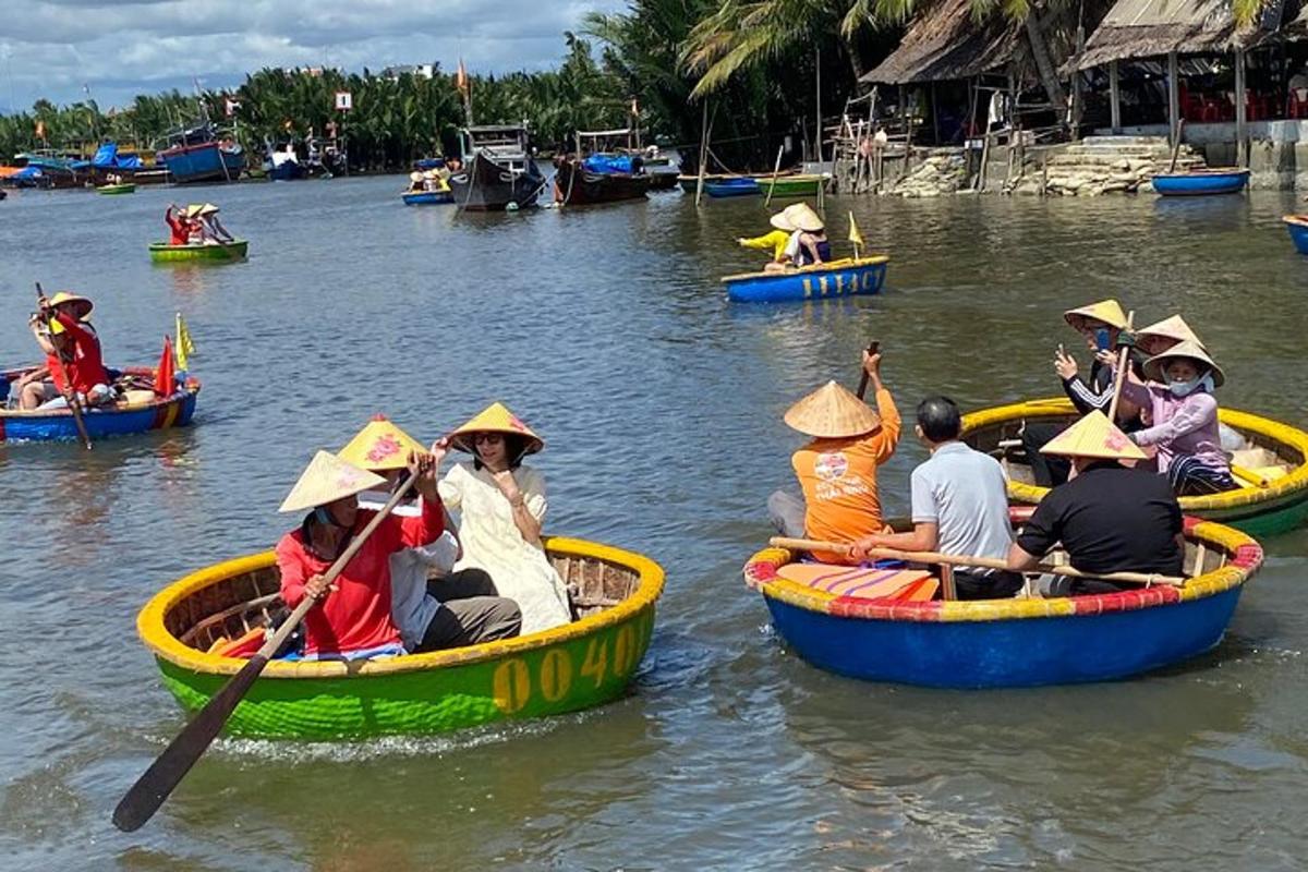 um grupo de pessoas em barcos em um rio