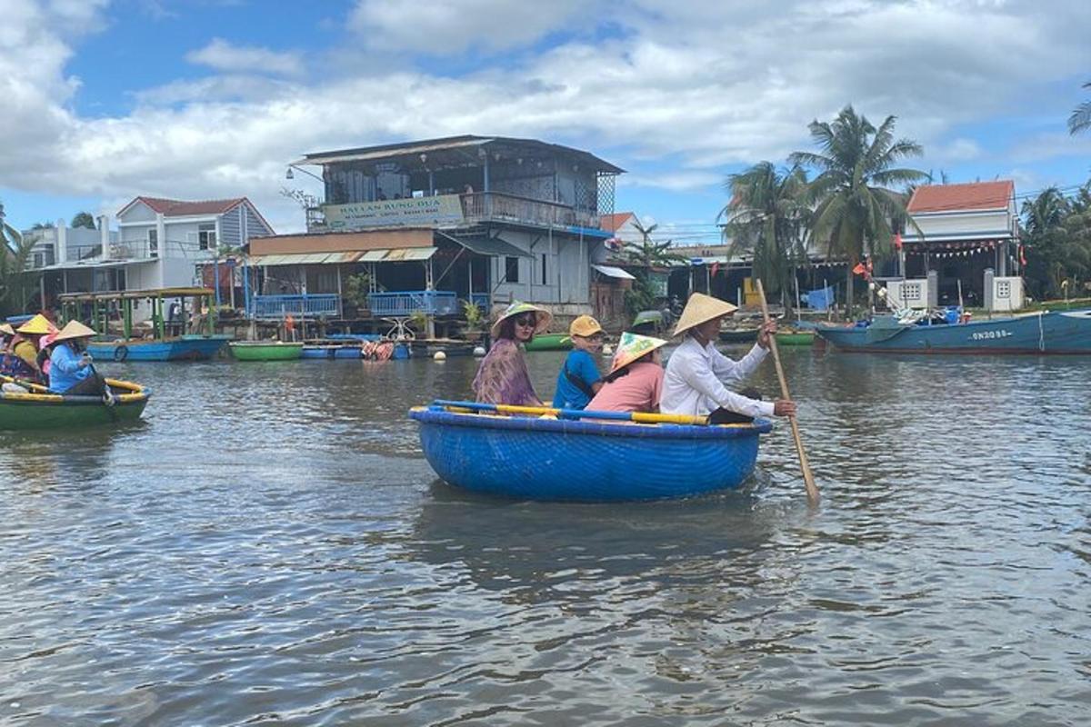 um grupo de pessoas em um barco azul em um rio