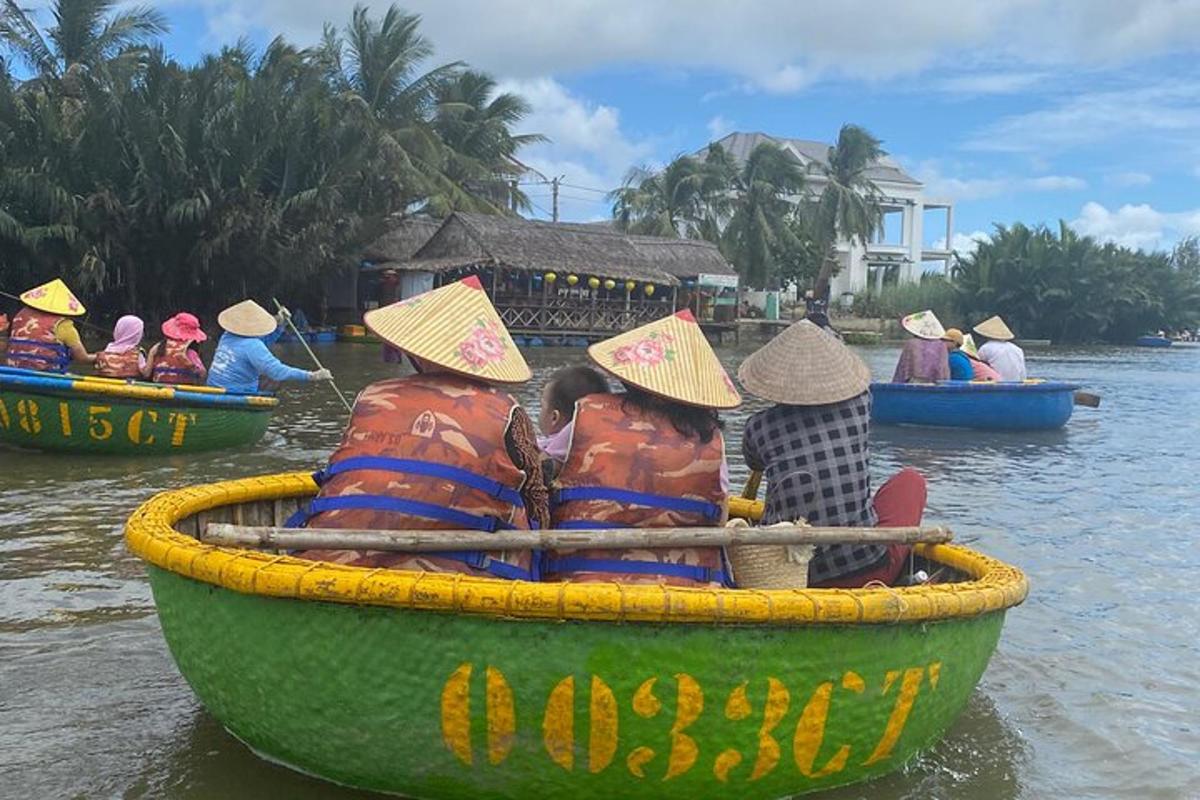 um grupo de pessoas em um barco na água