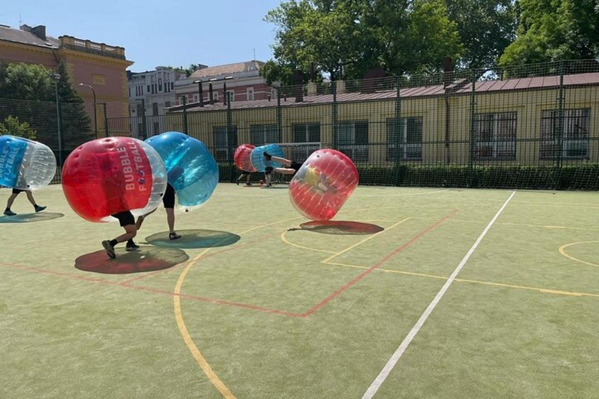 một nhóm quả cầu bơm hơi trên sân tennis
