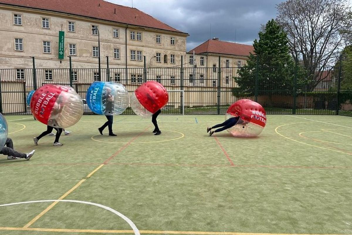 um grupo de pessoas brincando com bolas em uma quadra