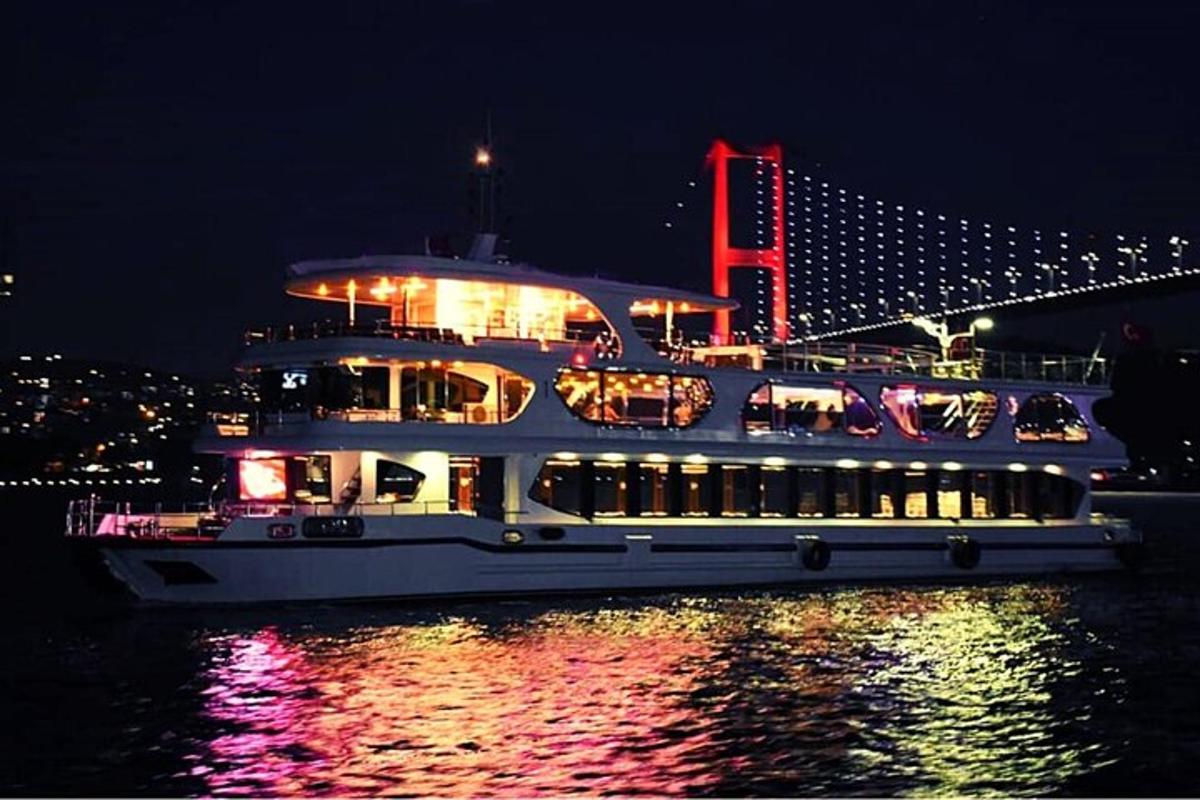 un gran barco en el agua por la noche