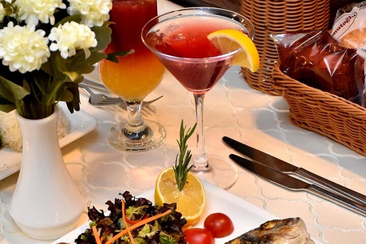 Una mesa con un plato de comida y dos bebidas.