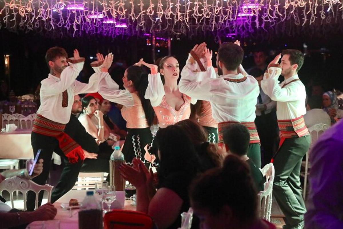 een groep mensen die op een feest danst