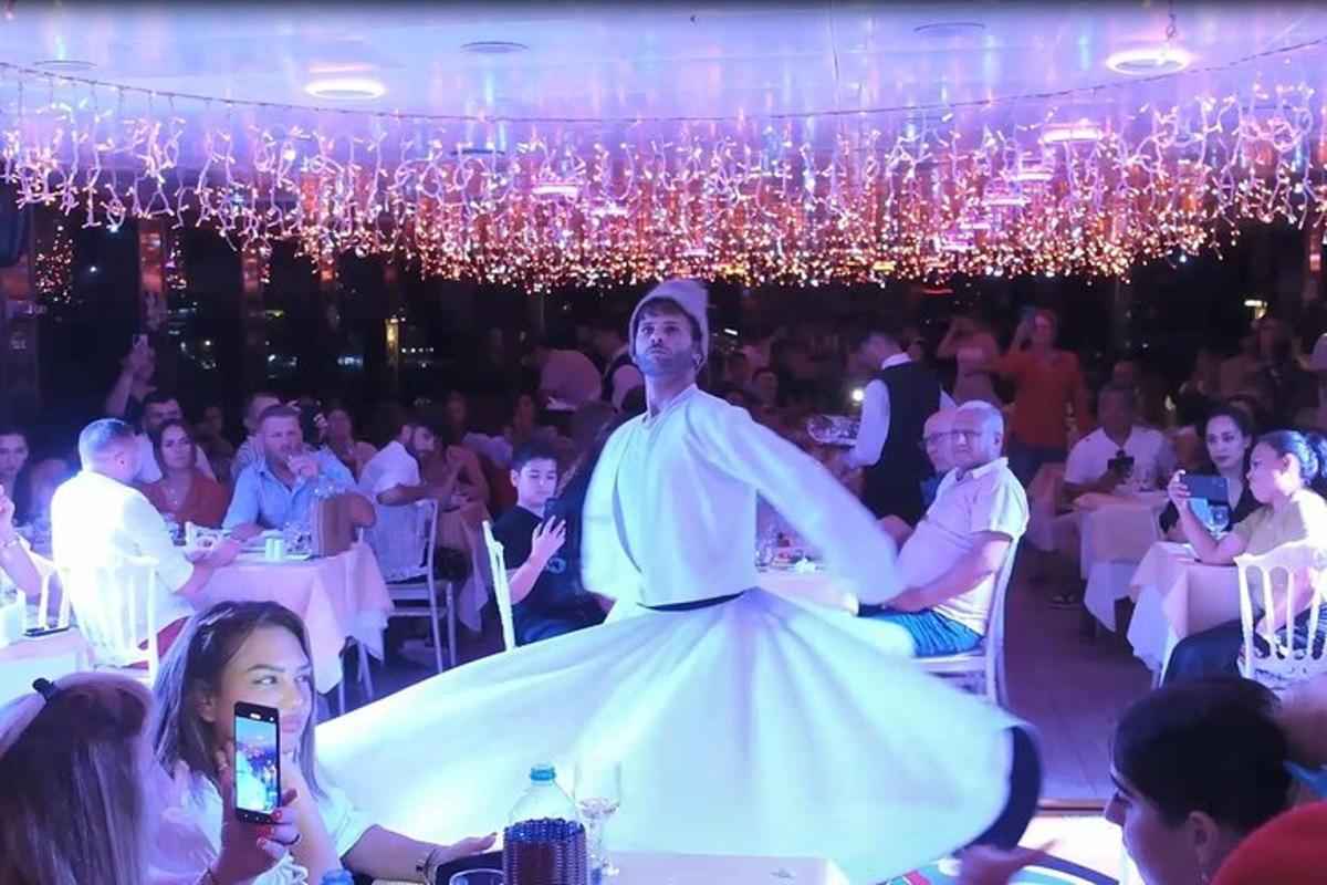 Un hombre bailando con un vestido frente a una multitud.