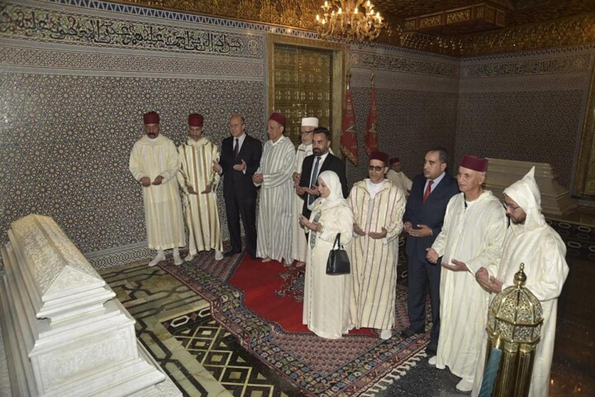 eine Gruppe von Menschen, die in einem Raum für ein Foto posieren