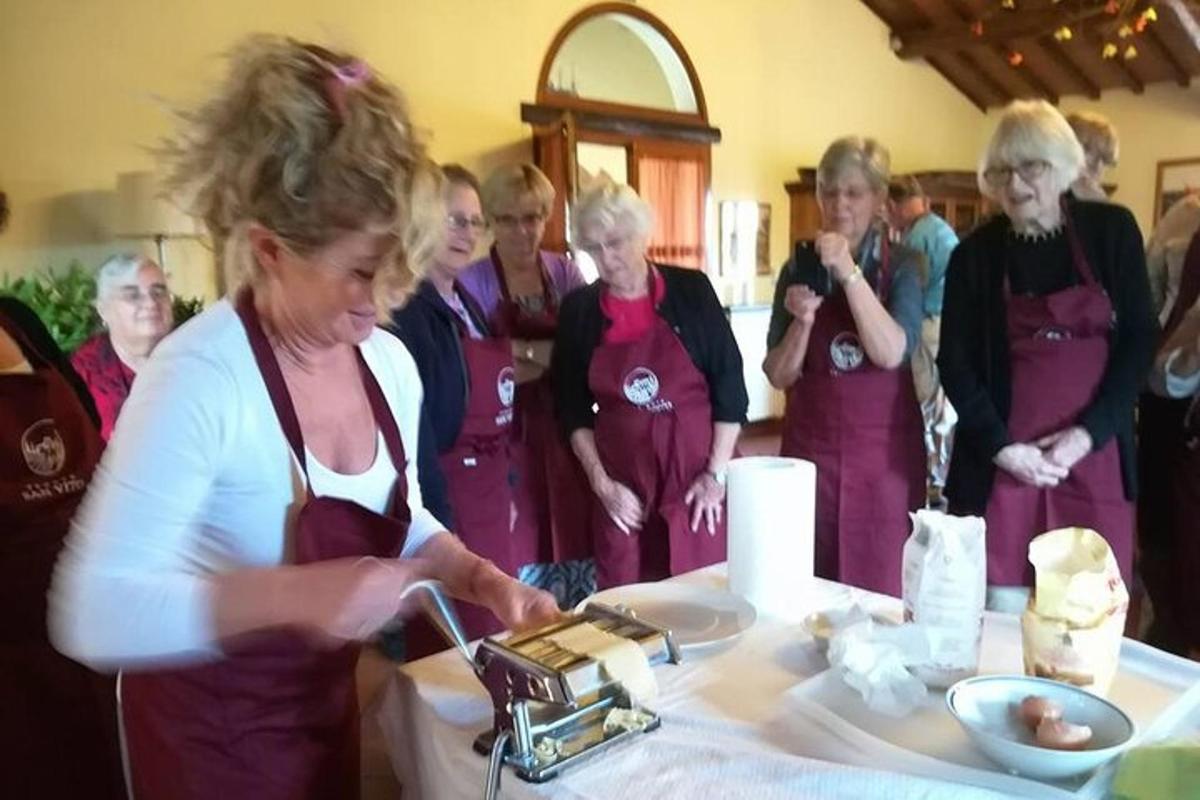 un gruppo di donne in piedi attorno a un tavolo che preparano il cibo