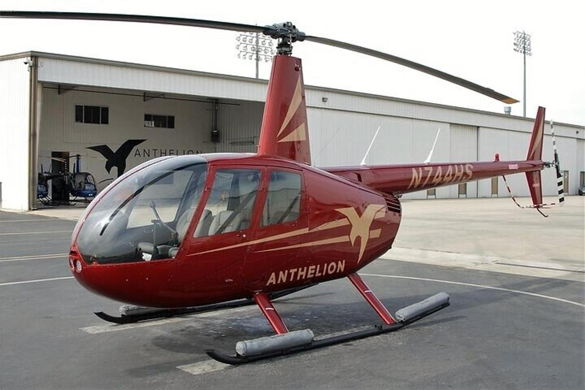 sebuah helikopter merah diletakkan di tempat letak kereta