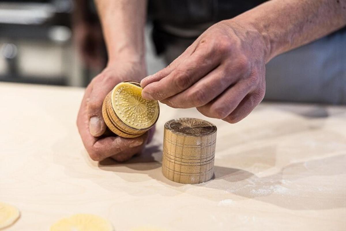 un uomo che mette un pezzo di legno su una pila di monete