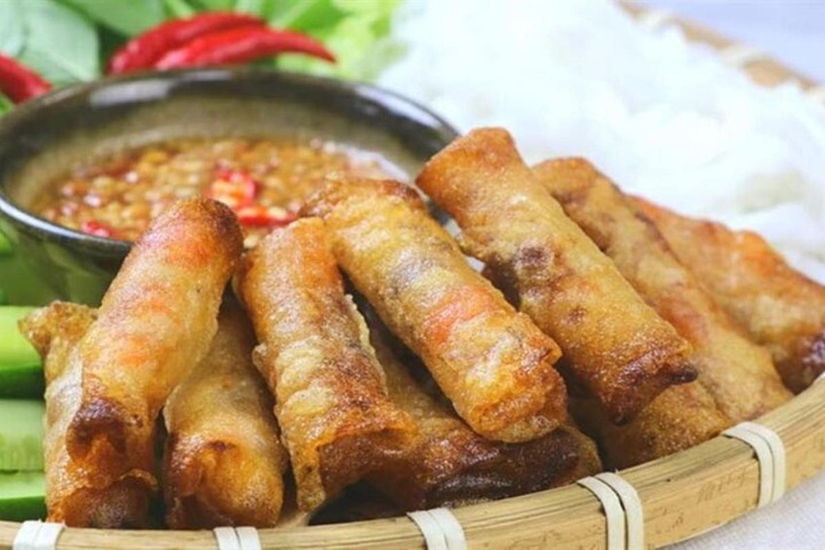 スープの入ったボウルと食べ物の入ったバスケット