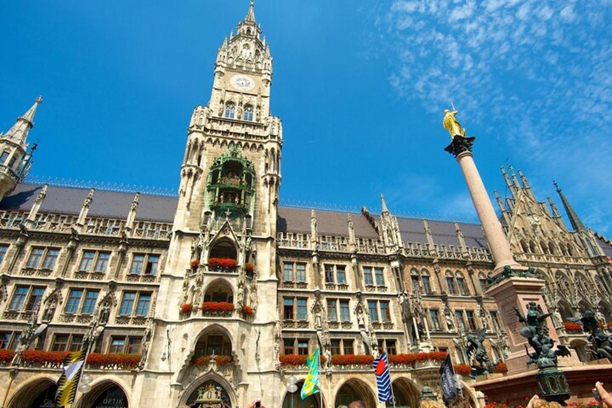 um grande edifício com uma torre do relógio na frente